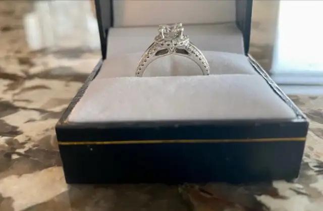 18k White Gold Engagement Ring in Jewellery & Watches in Edmonton - Image 4