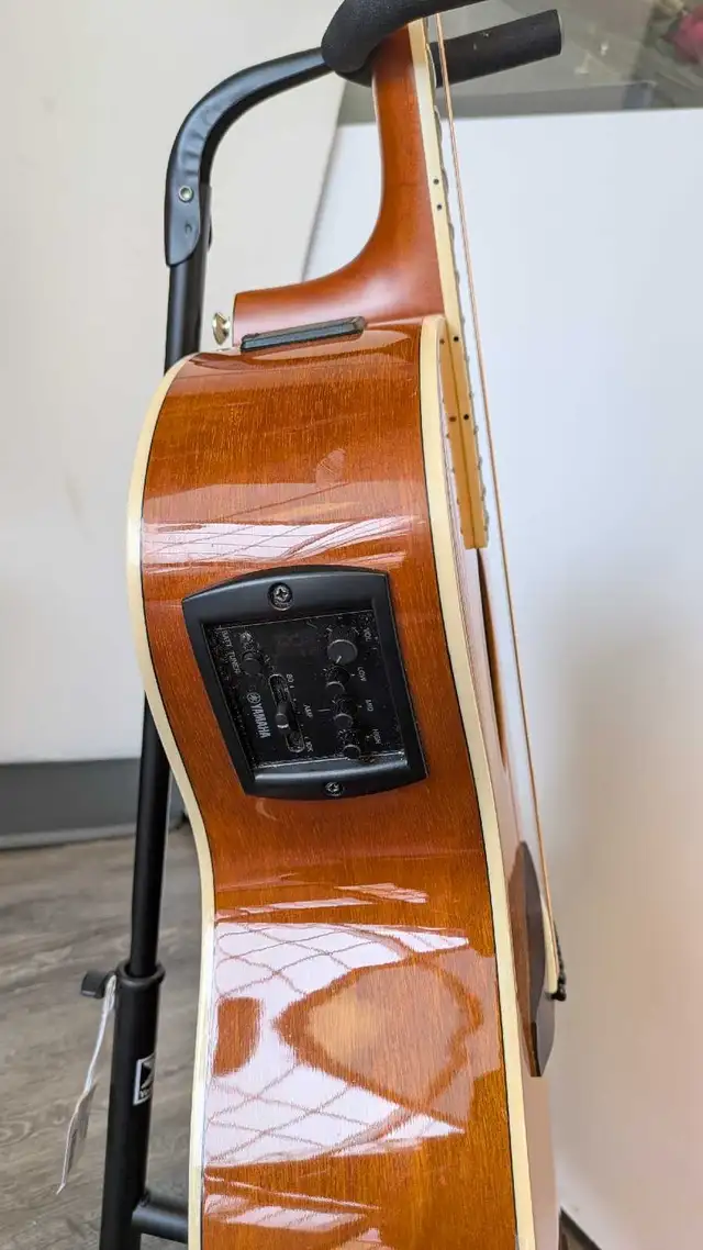 Yamaha guitar in Guitars in Ottawa - Image 4