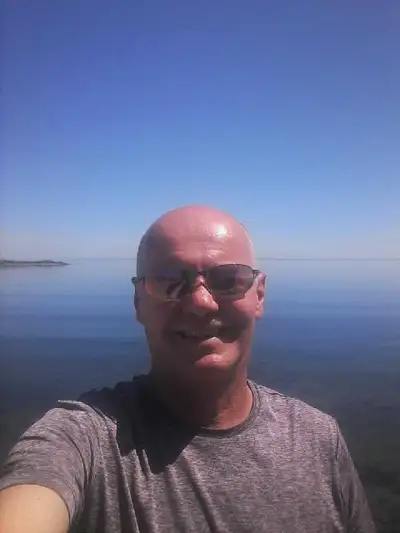 I'm 63 and semi retired. Looking for a quiet and friendly place.