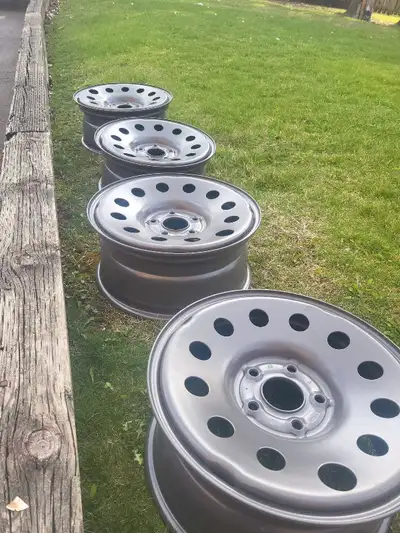 J'ai un ensemble de quatre roues d'hiver Mopar de 17 pouces avec des pneus d'hiver Winter Claw. Les...