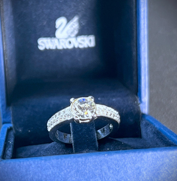 Swarovski Ring - Size 6 in Jewellery & Watches in Downtown-West End