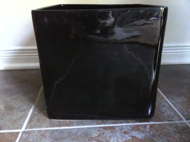 Black glossy ceramic planter in Home Décor & Accents in Ottawa - Image 2