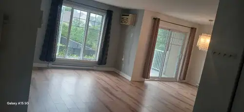 4 1/2 spacieux, aménagé (laveuse secheuse, lave vaisselle, frigidaire, cuisinière inclus) Non loin d...
