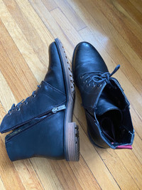 Women’s black boots, size 10