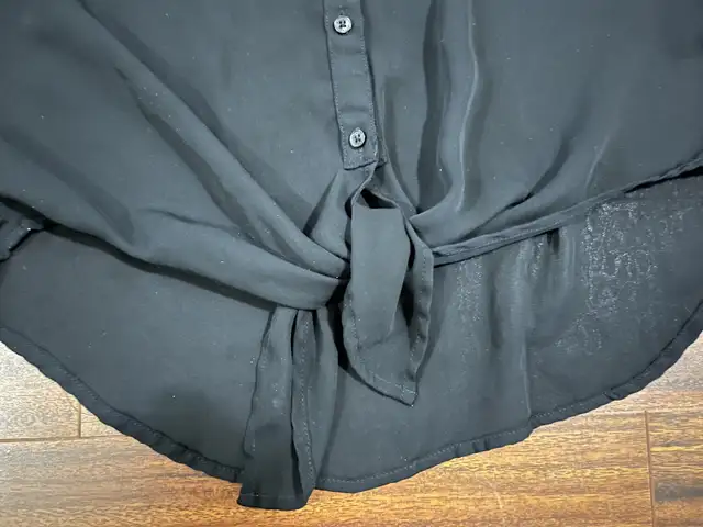 Express women’s extra small blouse, sleeveless button down black in Women's - Tops & Outerwear in Oshawa / Durham Region - Image 5