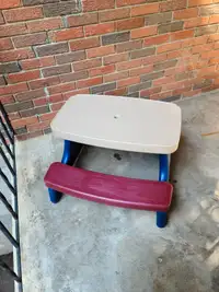 LITTLE TYKES FOLDABLE PICNIC TABLE