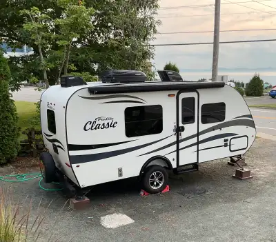 Roulotte de voyage Prolite Classic 2019 aménagée d'un lit queen escamotable à l'avant (transformable...