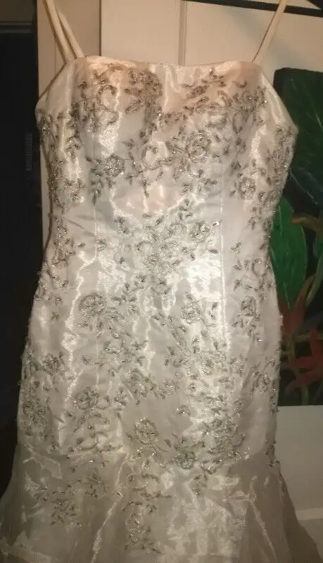Beaded Wedding dress size 4-6 never worn in Wedding in Saskatoon - Image 3