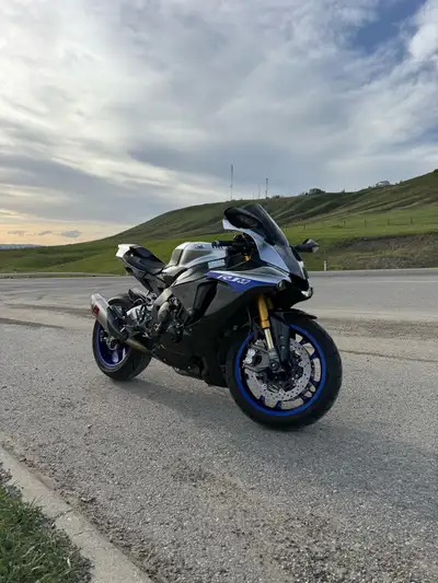 2019 Yamaha R1M Absolutely spotless showroom condition. 1 owner from new. 8,000km Akrapovic exhaust....