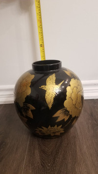 Ceramic vase with gold color flowers