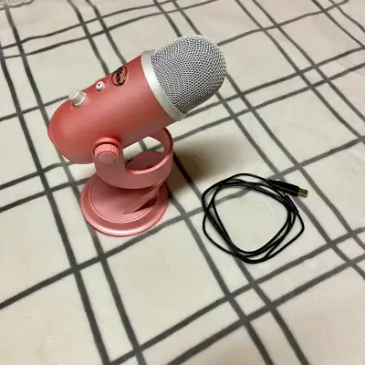 selling an Blue Yeti Microphone works good but wasn't used much no box but comes with the usb cable...