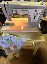 Vintage Singer 237 Sewing Machine in Great Working Order in Case