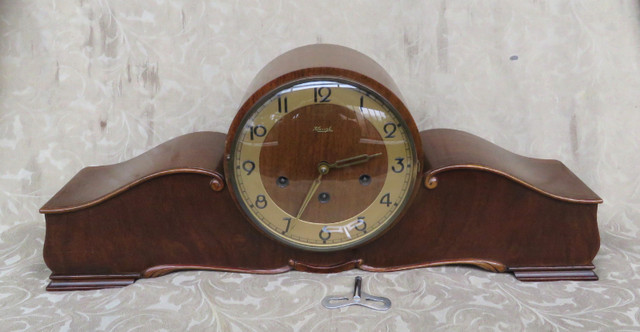 1930 BIG KIENZLE WESTMINSTER CHIME WALNUT MANTEL CLOCK GERMANY in Arts & Collectibles in City of Toronto