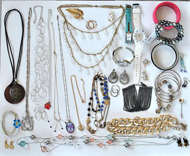 10 COSTUME JEWELLERY BAGS in Jewellery & Watches in Ottawa - Image 6