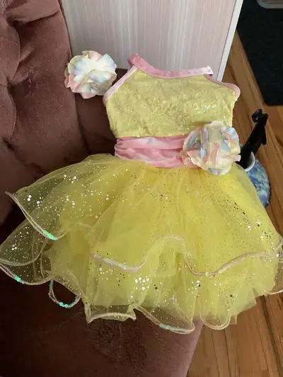 Child’s dance costume with hair piece. Dress has attached undies. Size 3 / 4. Like new !! No rips or...
