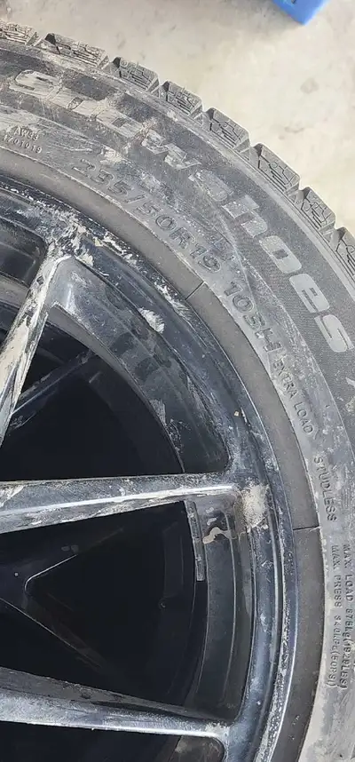 Je vends un ensemble de mags 5x120, ils sont de dimensions 235/50R19 et sont parfaits pour l'hiver....