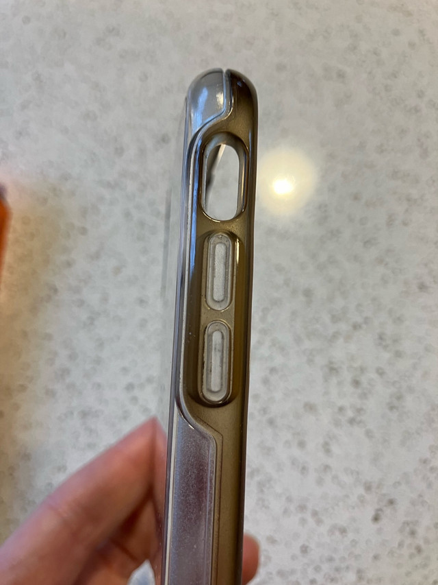 iPhone X/XS Otterbox case and screen protector in Cell Phone Accessories in Victoria - Image 3