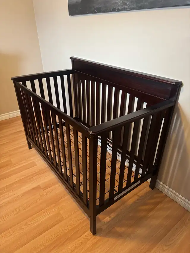 Graco crib/daybed in Cribs in Belleville - Image 3