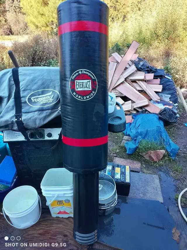 everlast punch/kick freestanding bag in Exercise Equipment in Vernon - Image 7