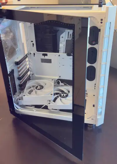 Corsair Crystal 680X RGB White Case + 5 Fans + Lighting Node PRO, View more
