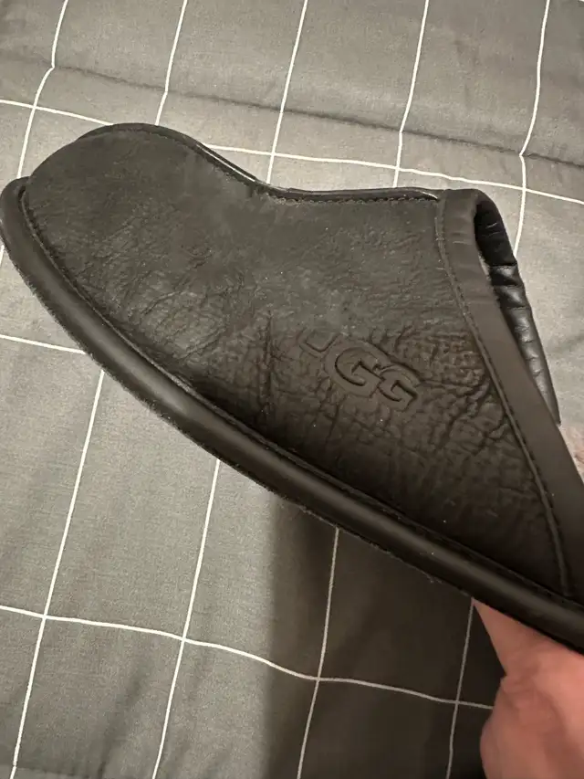 UGG MEN’S SLIPPERS (Size 12) in Men's Shoes in City of Montréal - Image 5