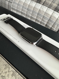 Apple Watch S8 -  Stainless Steel w Leather Band