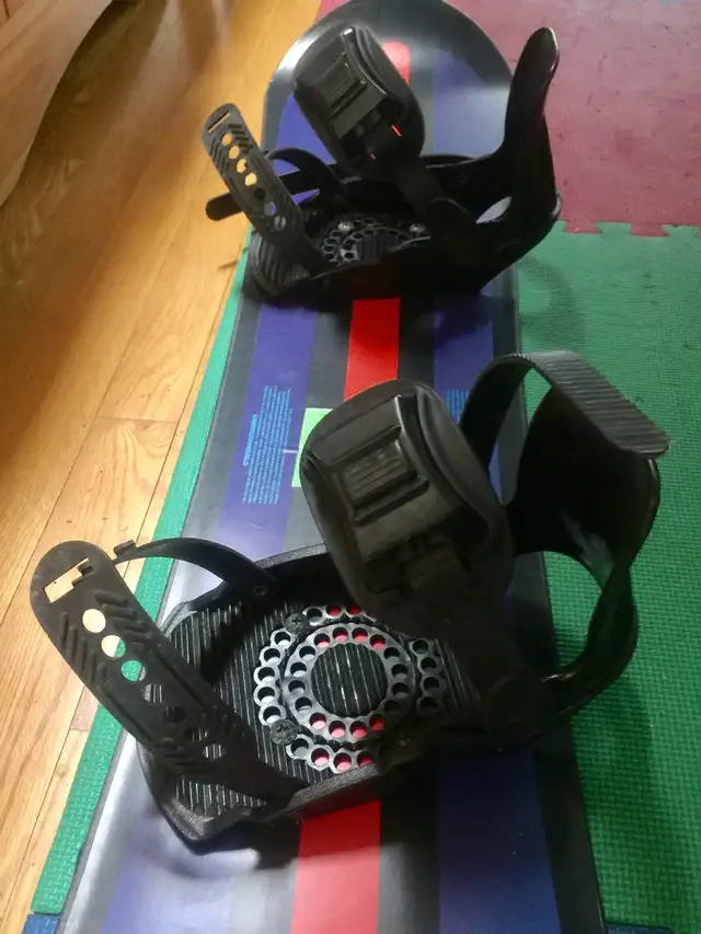 ESP 135cm Snowboard with Bindings for child 10-16 years old in Snowboard in City of Montréal - Image 3