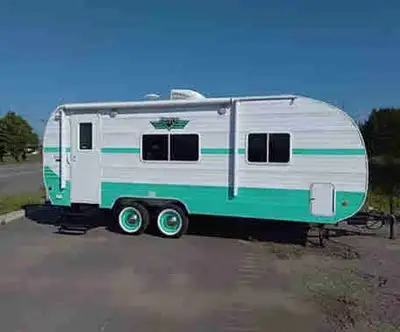 Roulotte au style vintage unique, impeccablement entretenue et 100 % prête pour le camping autonome...