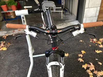 Top tube: 61 cm Seat tube: 53 cm Alex rims Rear and front Derailleur Deore XT Shimano rear and front...