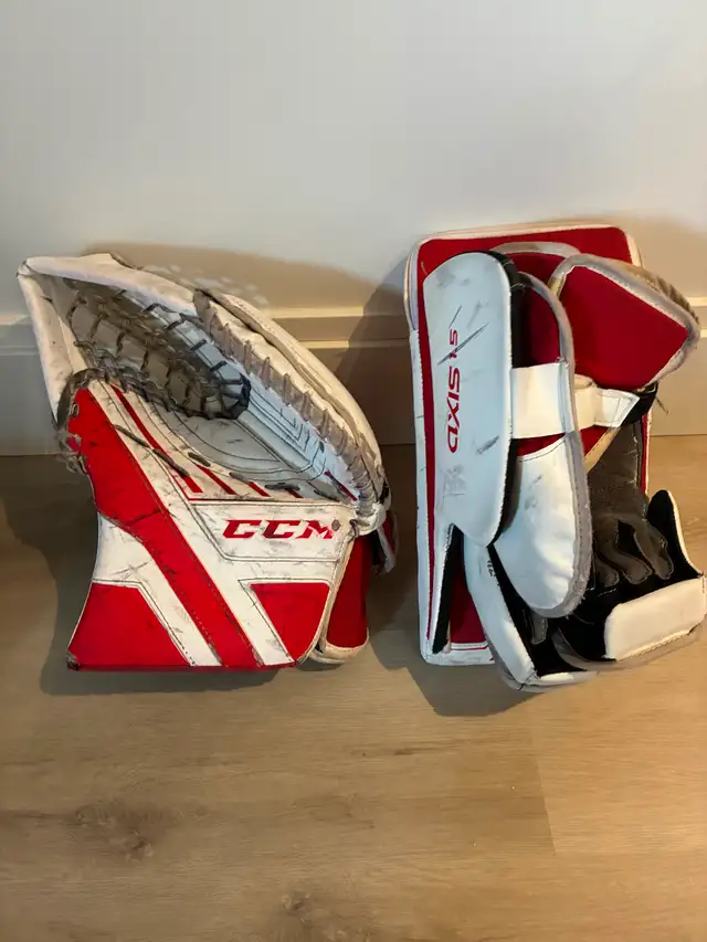 Goalie Pads, Blocker , left handed mitt and a Goalie mask in Hockey in Laval / North Shore - Image 6