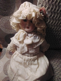 《 Antique Limoges French Bisque Doll 》