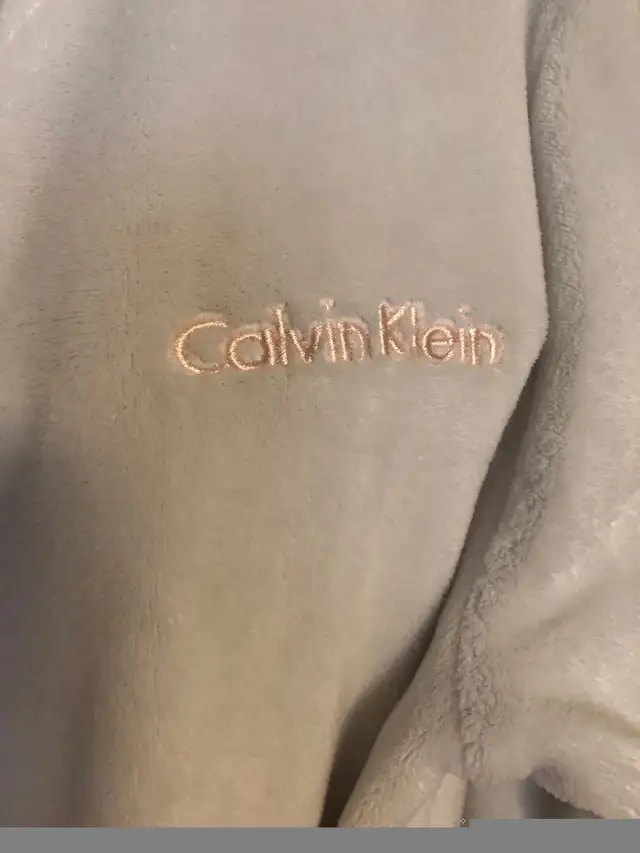 Calvin Klein Robe in Women's - Other in City of Toronto - Image 3