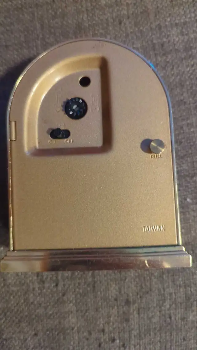 Howard Miller Desk clock  in Home Décor & Accents in Peterborough - Image 3