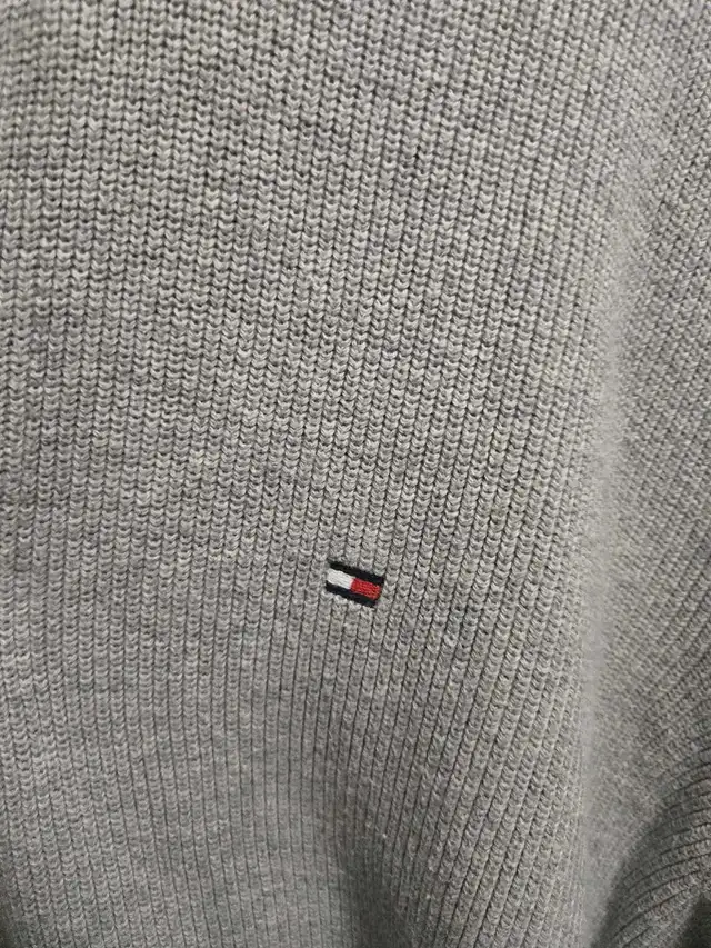 Tommy Hilfiger Sweater in Men's in Mississauga / Peel Region - Image 3
