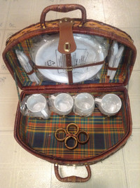 Vintage Wicker Picnic Case/basket