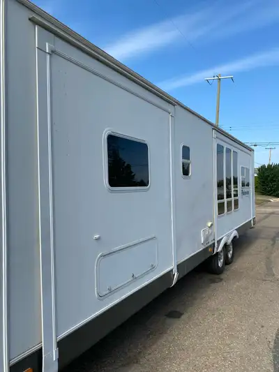 I'm selling my 2010 Palomino Elite Thoroughbred Ultra, a 30-foot camper that's ready for new adventu...
