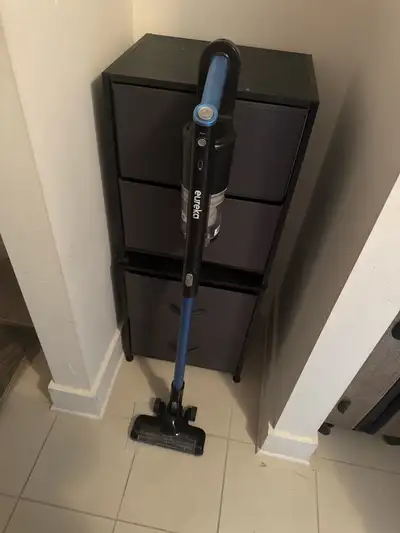 Keep your home spotless with this powerful Eureka cordless vacuum, which is in good, pre-loved condi...