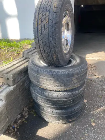 Je vends un ensemble de roues d'été Toyo Open Country H/T de taille P255/70R16 109S, parfaites pour...