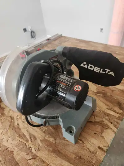 Delta Miter Saw. Not working. Good for parts.