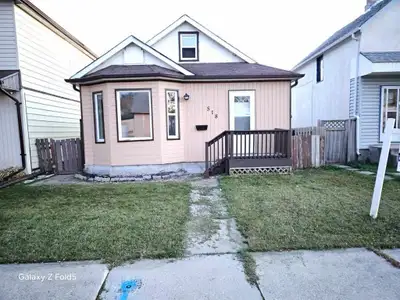 3 Bedroom, 1 Bathroom House for Rent: East Kildonan, Winnipeg Bright, well kept home with a spacious...