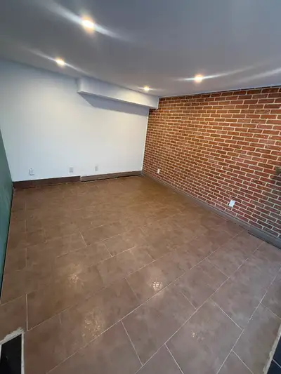 ✨ TREATMENT ROOM FOR RENT – THORNHILL / YONGE ST A private 140 sq. ft. treatment room (approx. 11’ ×...