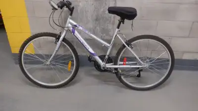 Velo supetcycle sc1800 18 vitesses 26 pouces Utilisé seulement 3 fois.Toujoursdisponible cadre en ac...