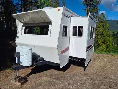 Like-New Triple E Topaz T273SLE Travel Trailer This Canadian-made top-quality 2004 Triple E Topaz T2...