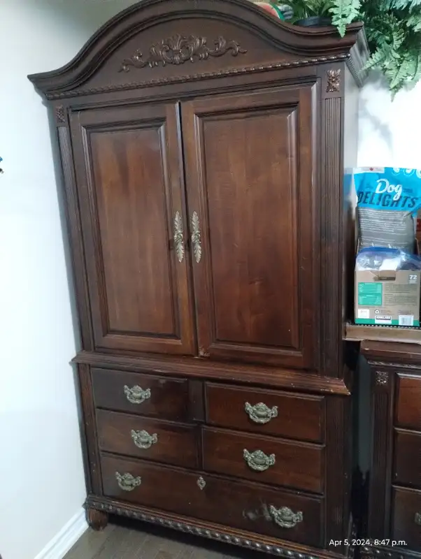 Antique Solid Rosewood Dresser and Wardrobe closet in Dressers & Wardrobes in Oakville / Halton Region - Image 5