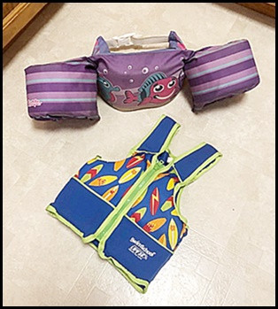 SwimSchool UPF 50 Floater for 20-33 lbs $15 & Puddle Jumper $15 in Toys in Winnipeg