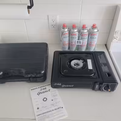 Réchaud au gaz en bonne condition. Marque Scripto Gourmet PC-1070 Je donne également les 4 bombonnes...