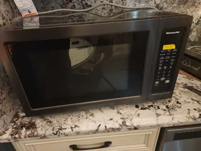 KitchenAid microwave oven in Microwaves & Cookers in City of Toronto - Image 2