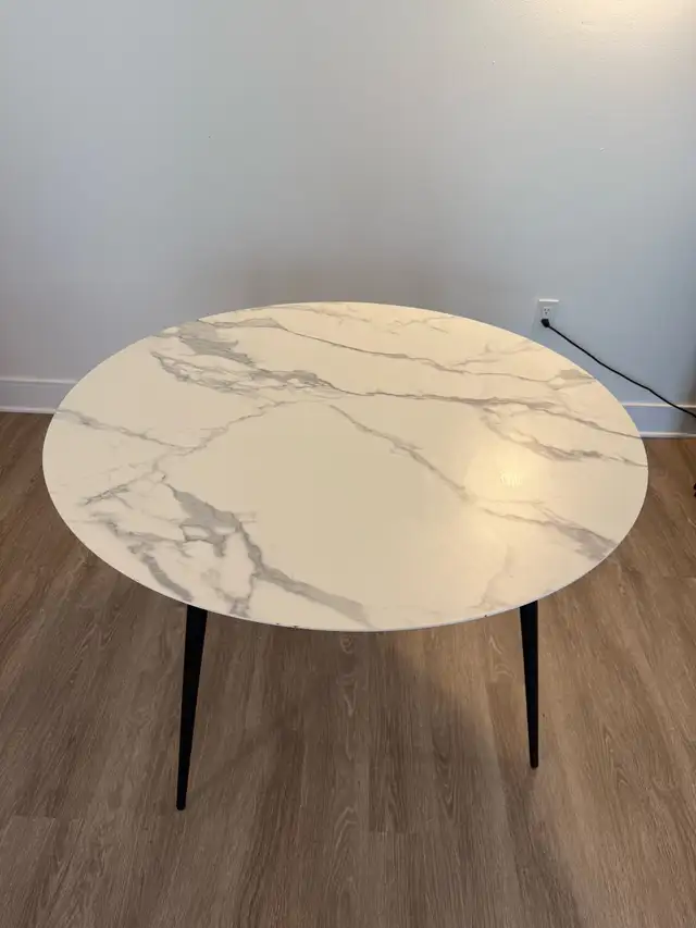 Dining table in Dining Tables & Sets in City of Halifax - Image 5