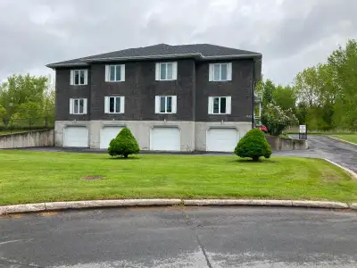 Beautiful 2 Bedroom 2 Bathroom with Garage