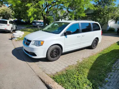 Je vends ma Dodge Grand Caravan 2016, un choix idéal pour les familles et ceux qui ont besoin d'espa...